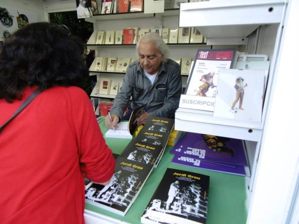 Dedicando libros durante la última feria del libro de Madrid